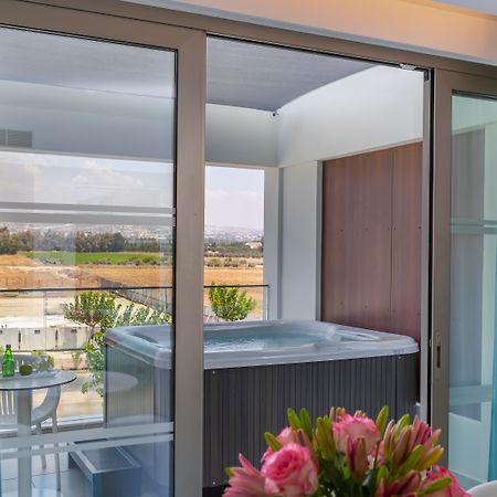 Ivi Mare - Designed For Adults By Louis Hotels Geroskipou Exteriör bild A hot tub on a balcony