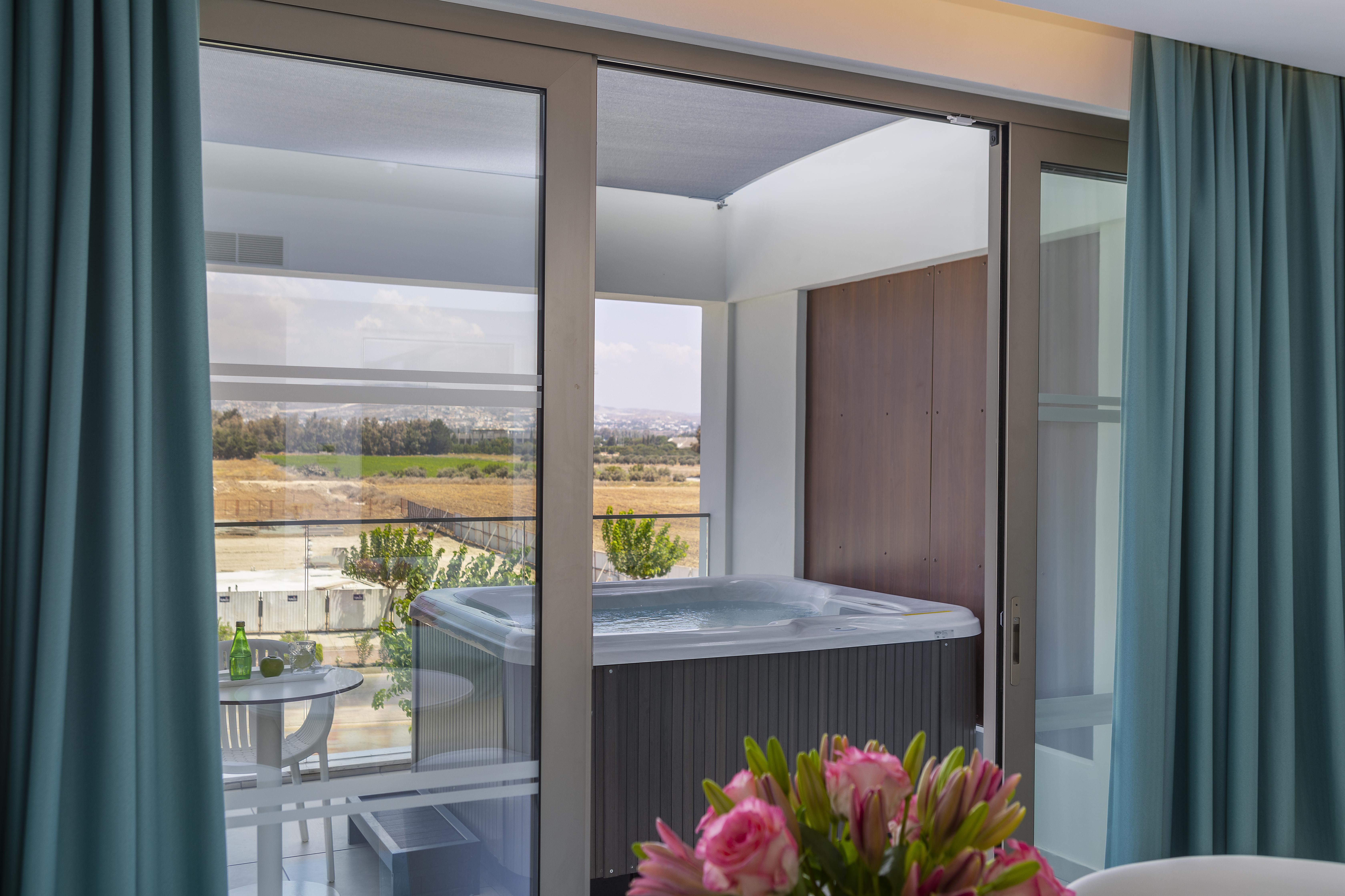 Ivi Mare - Designed For Adults By Louis Hotels Geroskipou Exteriör bild A hot tub on a balcony