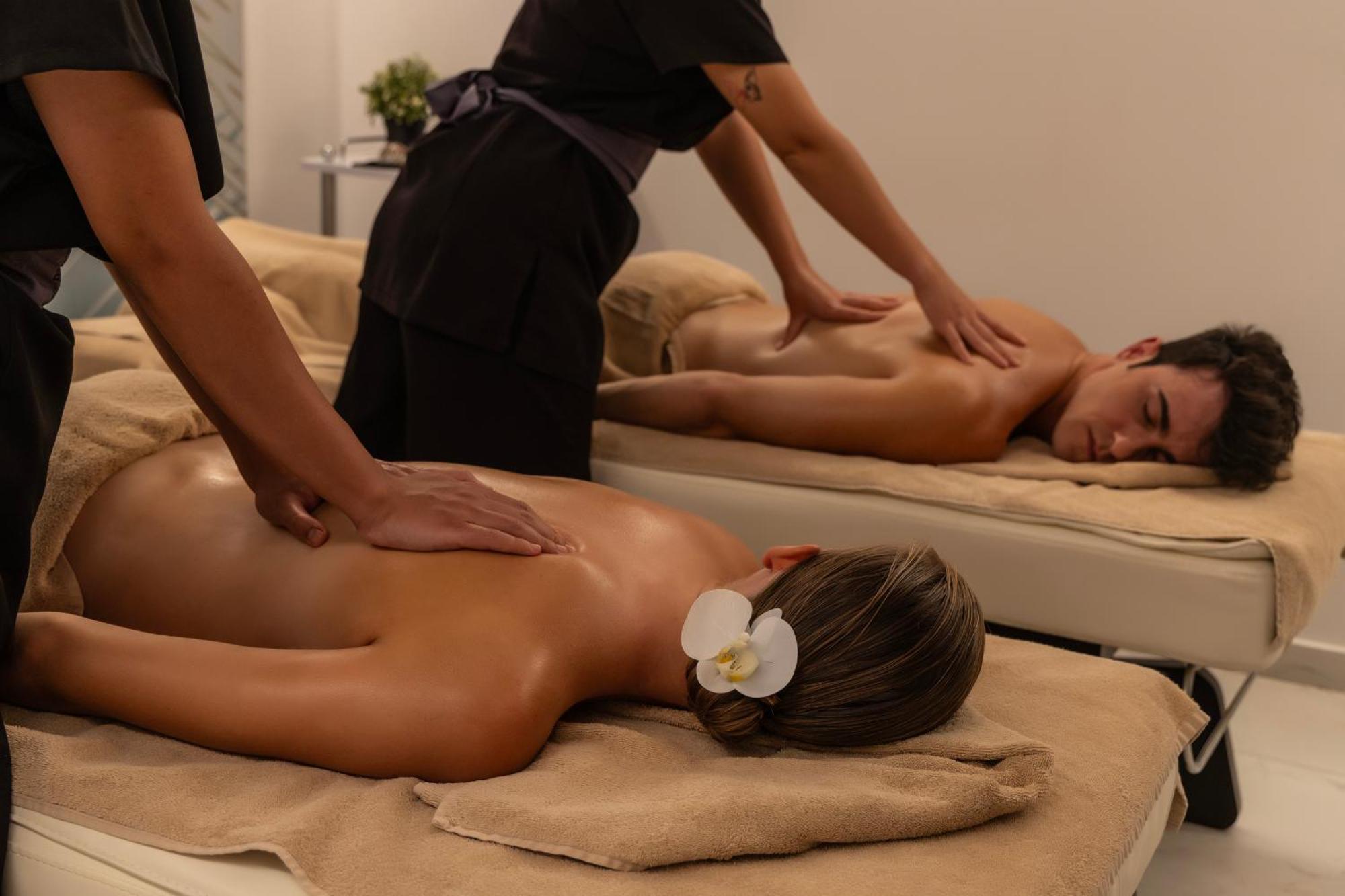 Ivi Mare - Designed For Adults By Louis Hotels Geroskipou Exteriör bild Massage therapists working on a couple