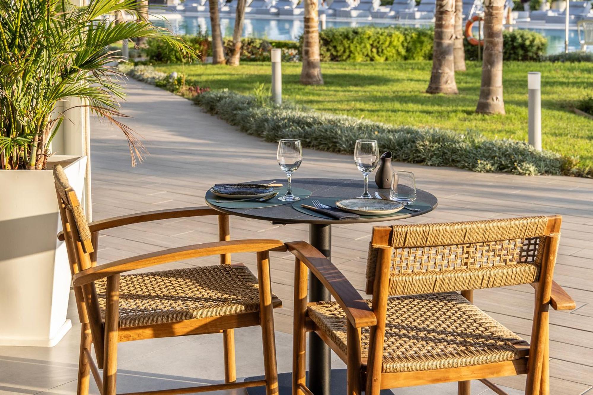 Ivi Mare - Designed For Adults By Louis Hotels Geroskipou Exteriör bild A table and two chairs