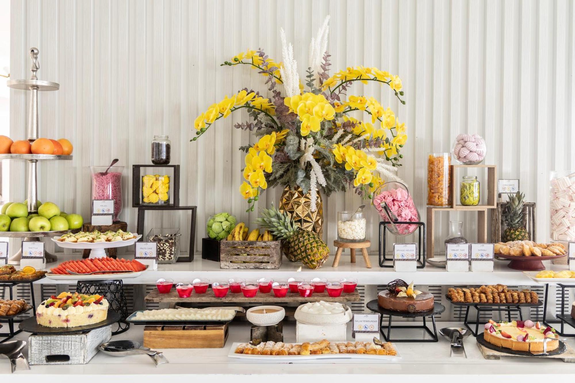 Ivi Mare - Designed For Adults By Louis Hotels Geroskipou Exteriör bild A dessert buffet
