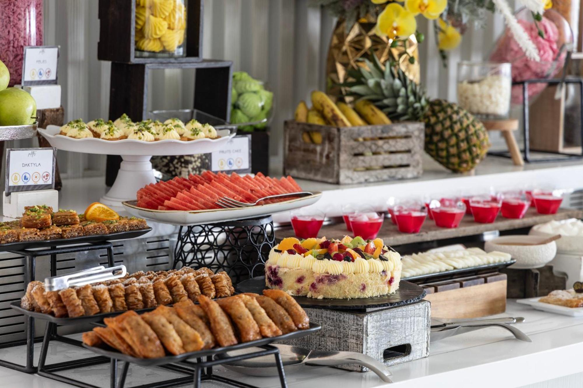 Ivi Mare - Designed For Adults By Louis Hotels Geroskipou Exteriör bild A buffet at a hotel