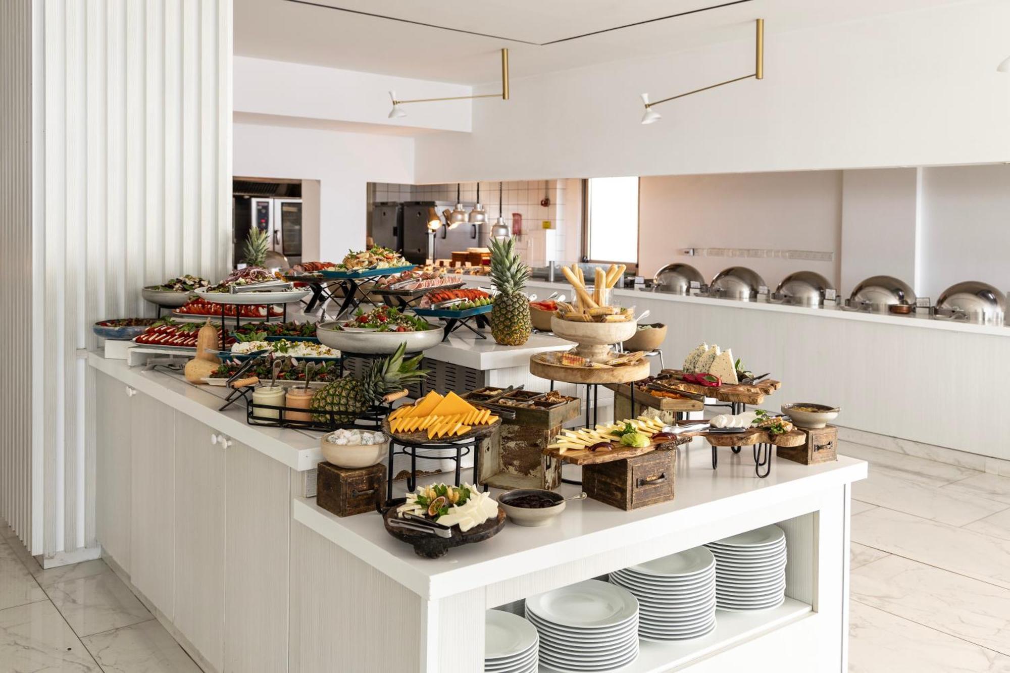 Ivi Mare - Designed For Adults By Louis Hotels Geroskipou Exteriör bild A buffet at a hotel