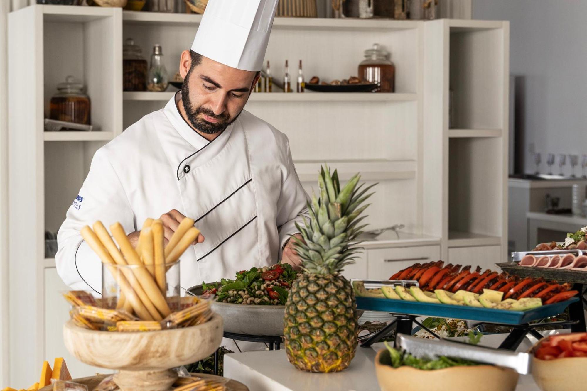 Ivi Mare - Designed For Adults By Louis Hotels Geroskipou Exteriör bild A chef preparing food