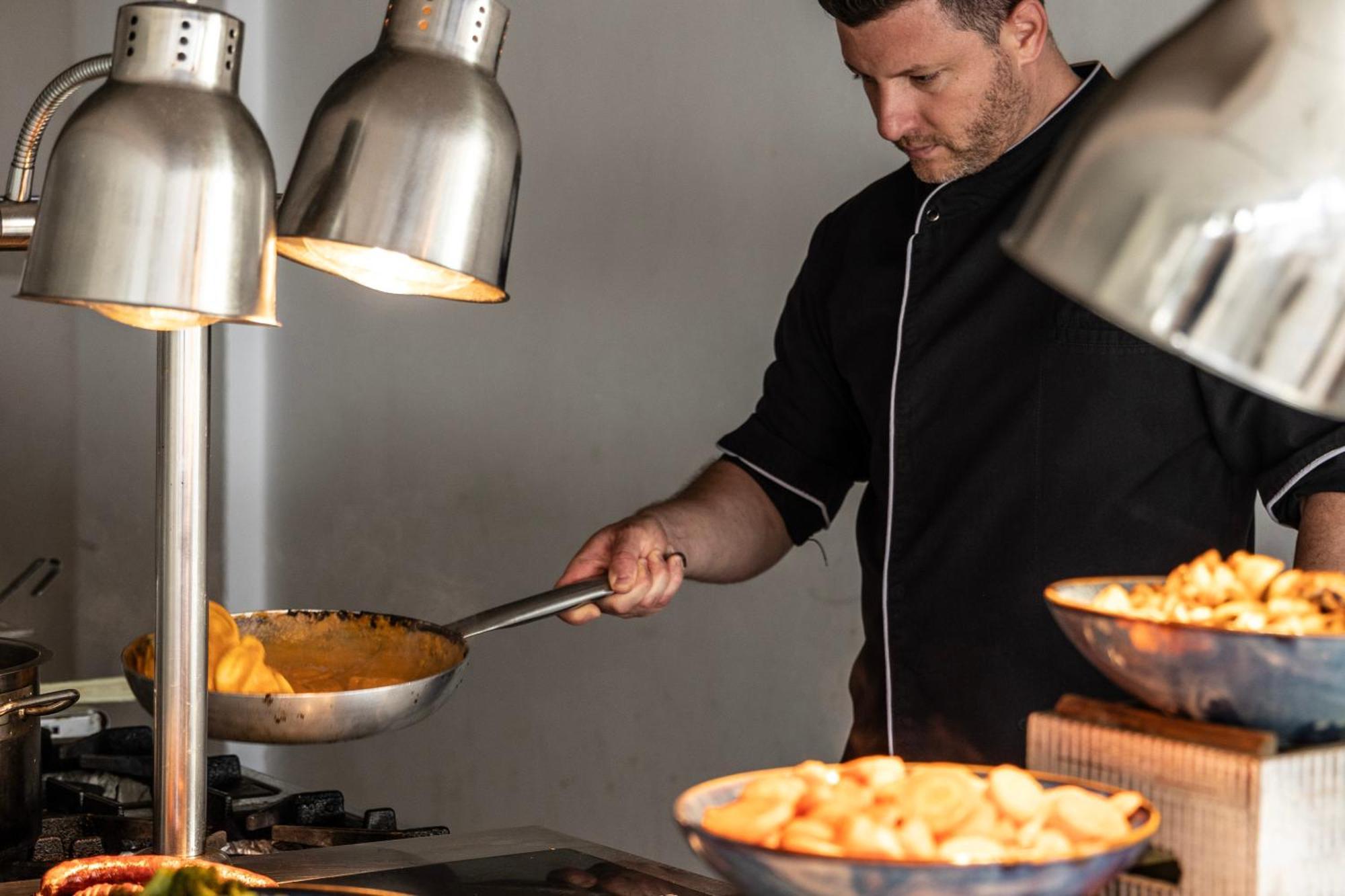 Ivi Mare - Designed For Adults By Louis Hotels Geroskipou Exteriör bild A chef at work