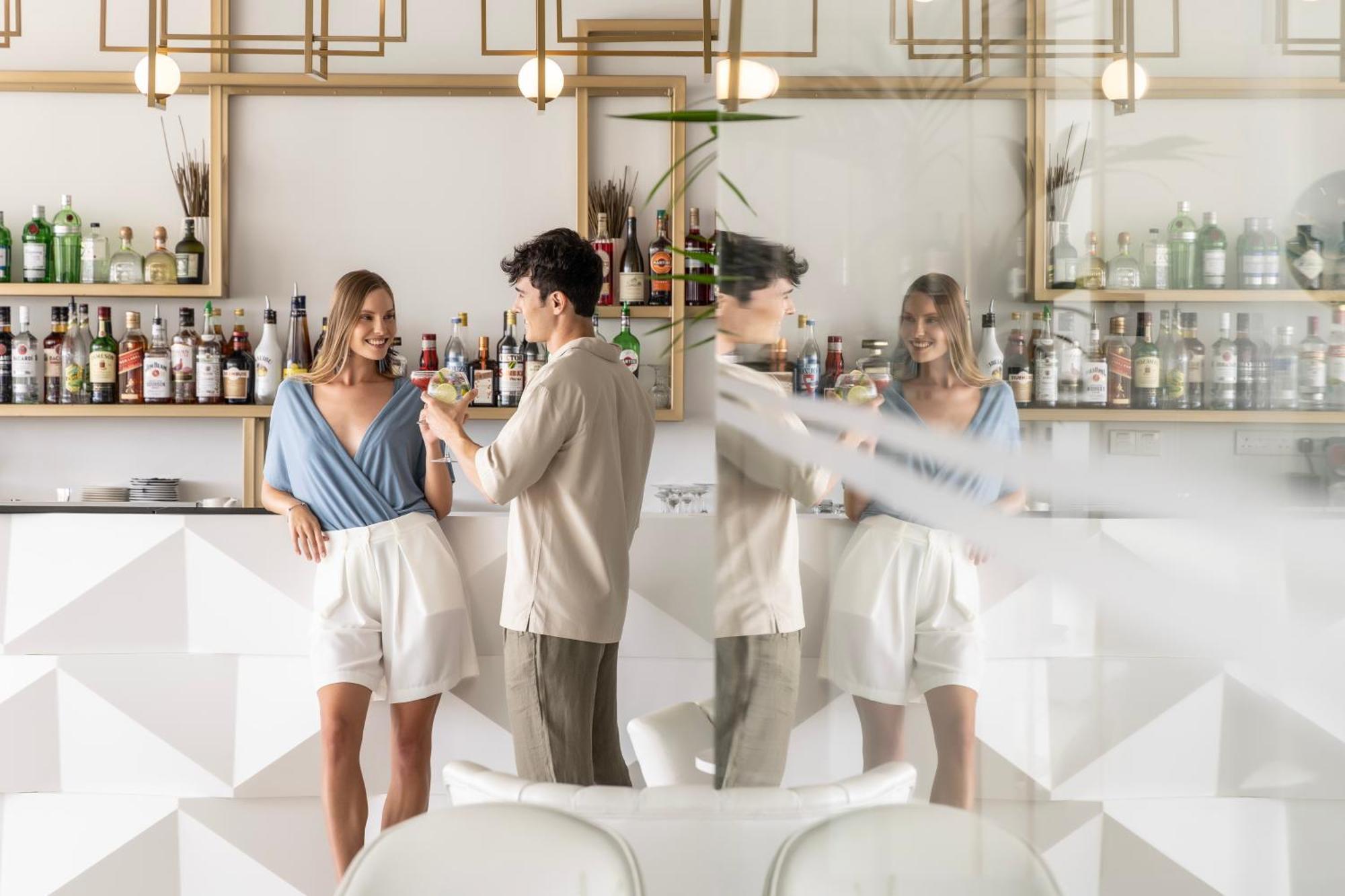 Ivi Mare - Designed For Adults By Louis Hotels Geroskipou Exteriör bild The bar at the hotel